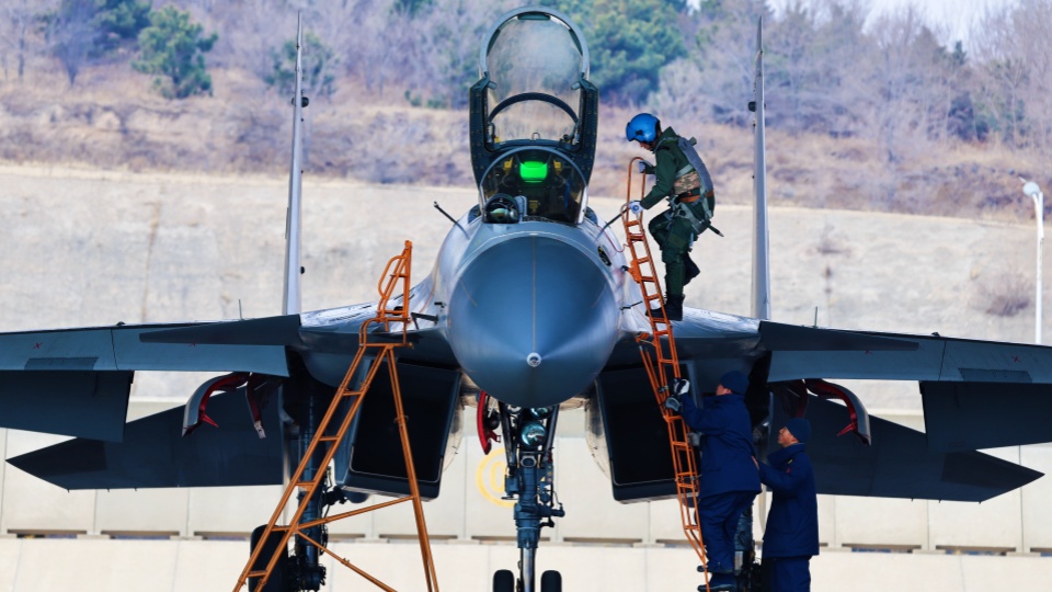 J-15 carrier-based fighter jets in training