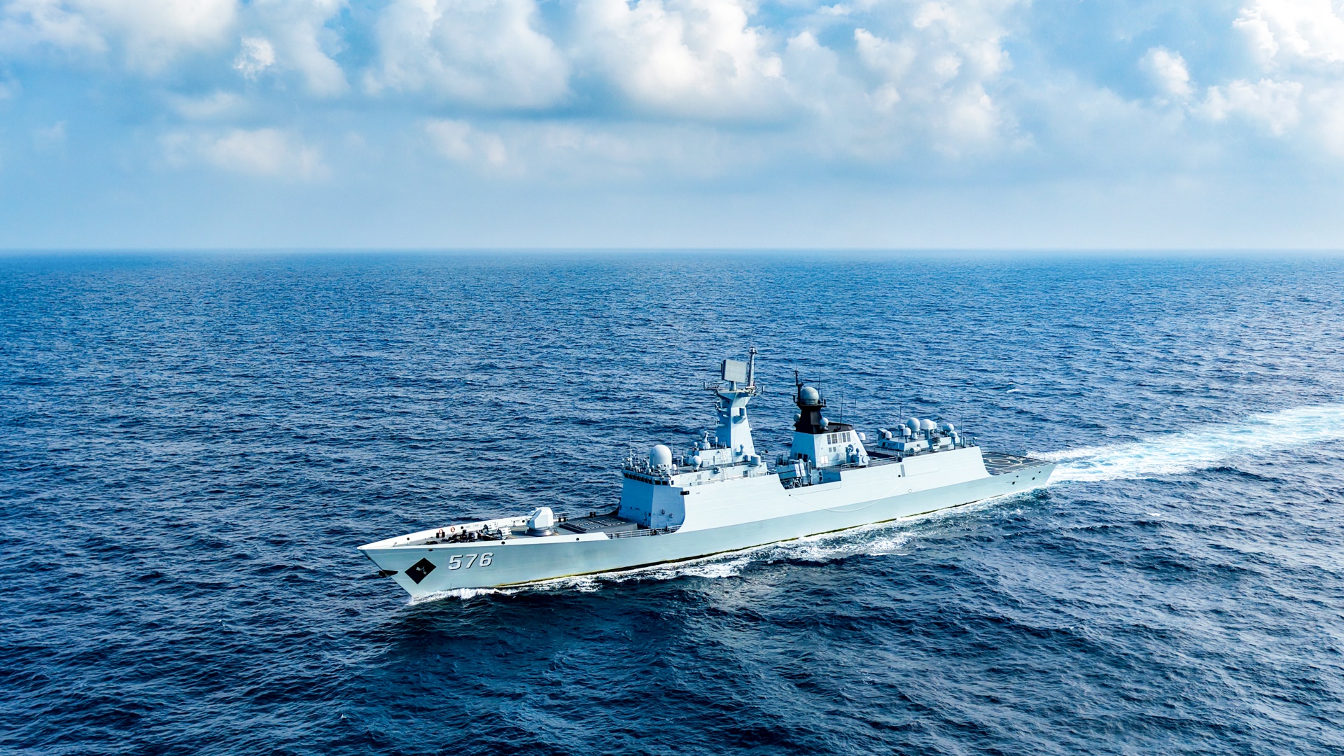 Chinese naval escort warship conducts live-fire training