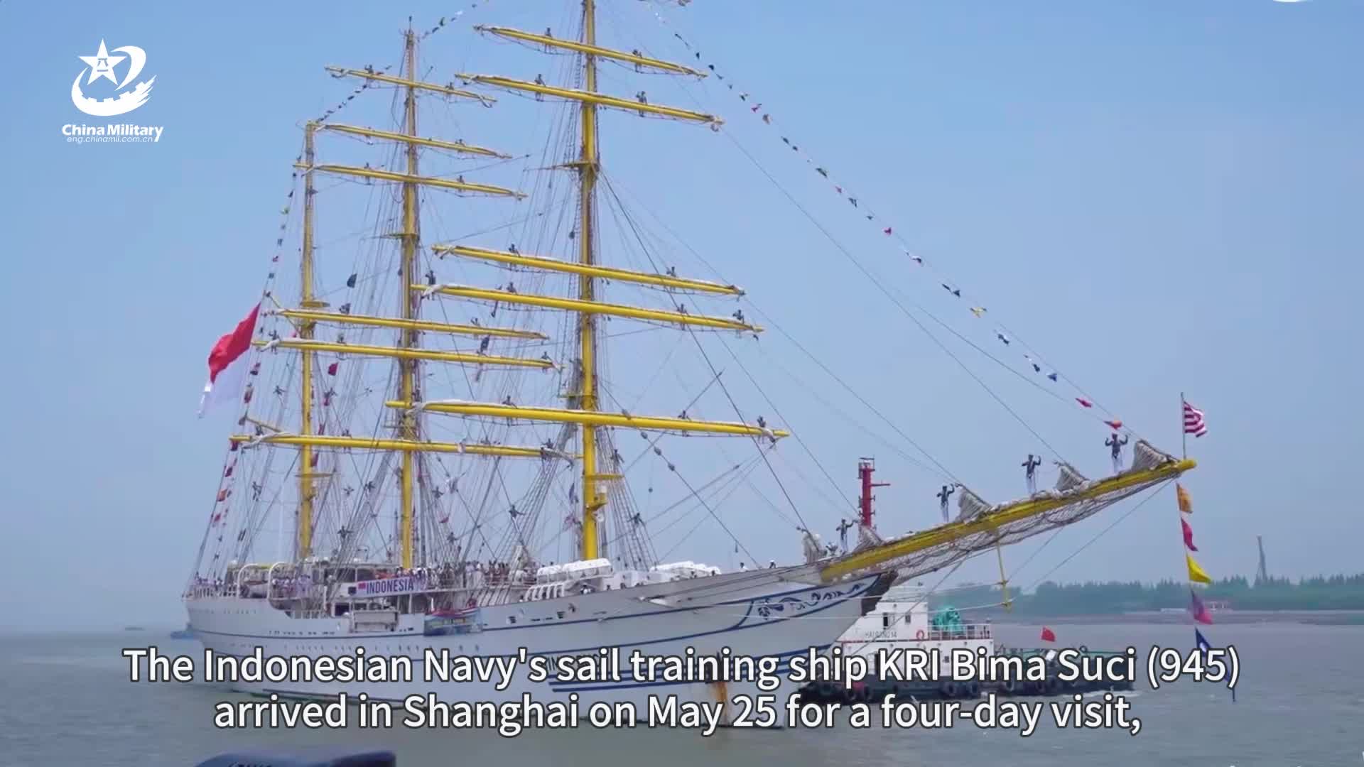 Indonesian Navy's sail training ship conducts exchanges with