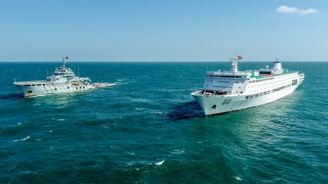Warships conduct ocean towing and salvage training