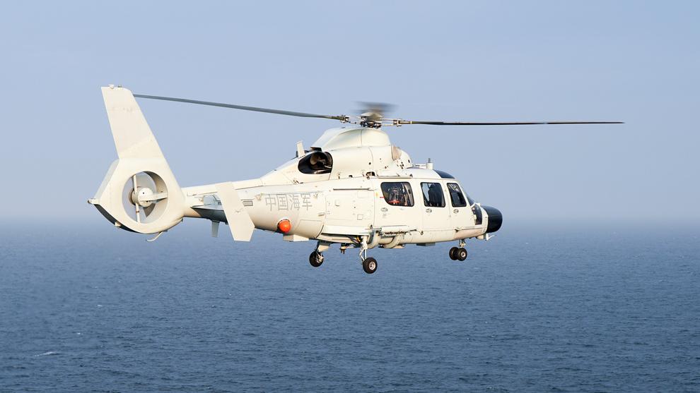 Z-9D Ship-borne helicopters in takeoff and landing training