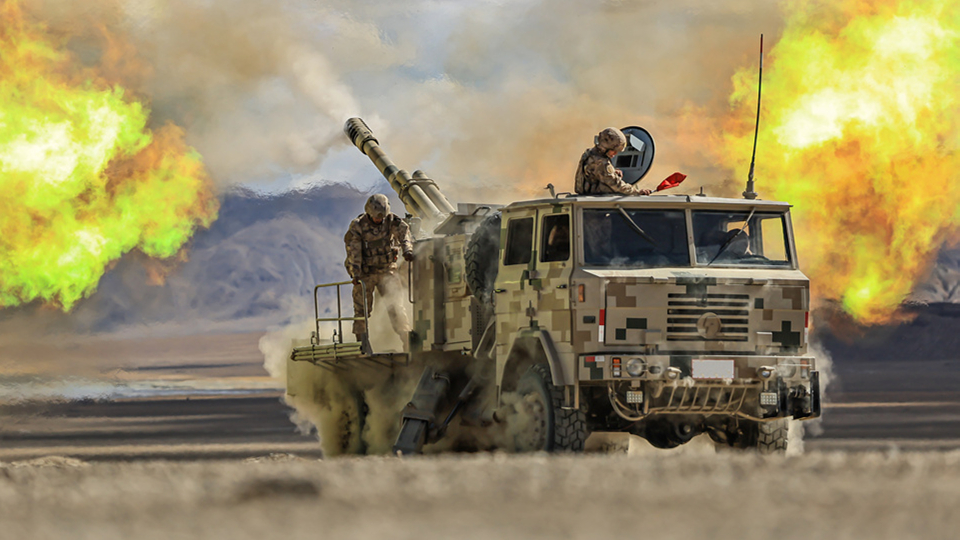 PCL-09 122mm self-propelled artillery erupts in blinding flash