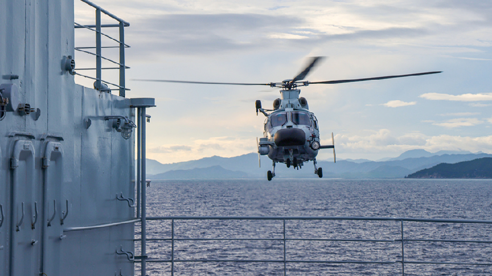 Z-9 helicopter in day-and-night ship-aircraft coordination training