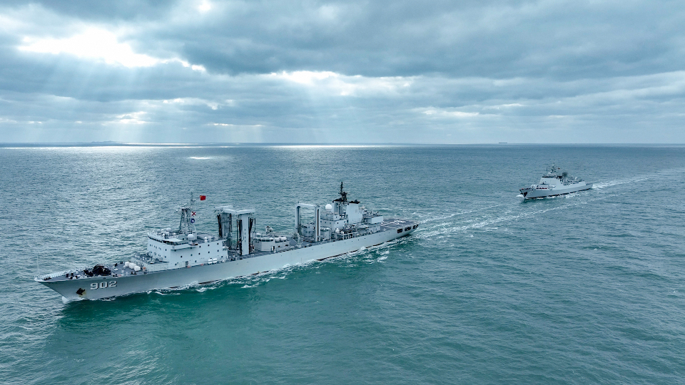 Comprehensive supply ship and destroyers in replenishment-at-sea training