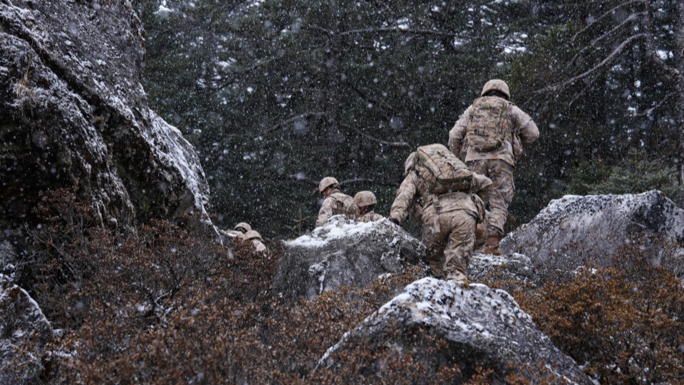 Soldiers patrol border area amid heavy snow