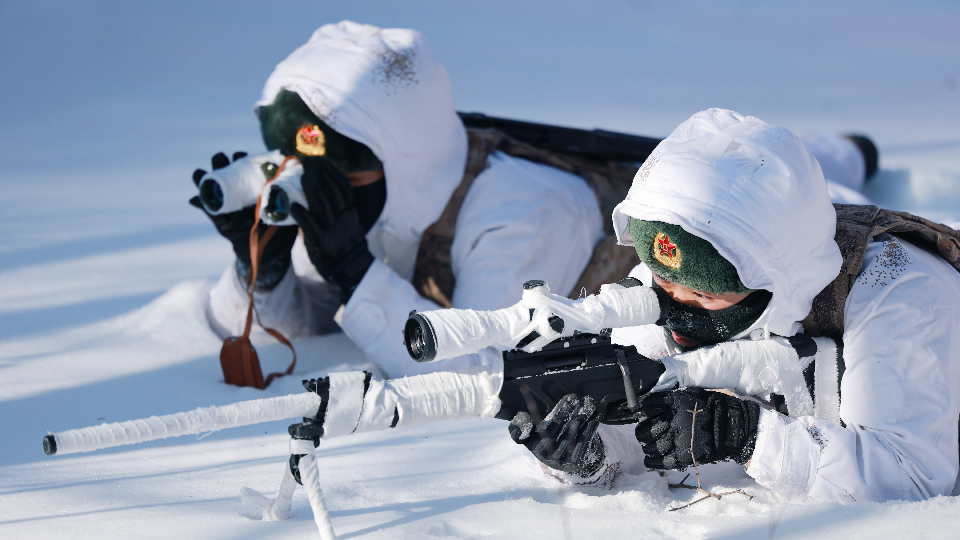 Soldiers conduct tactical shooting training