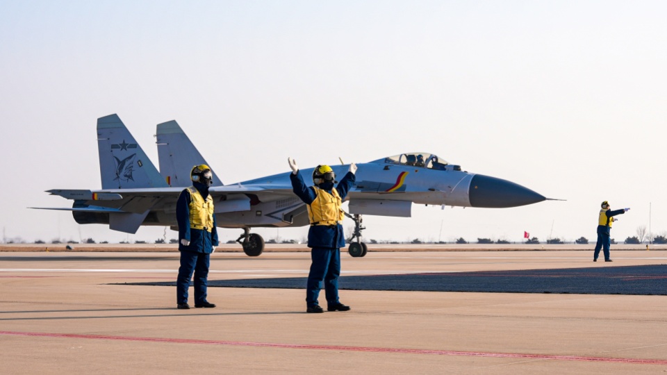 J-15 carrier-based fighter jets in full-process training