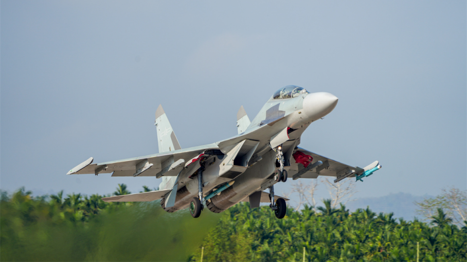 J-16 fighter jets participate in training exercise