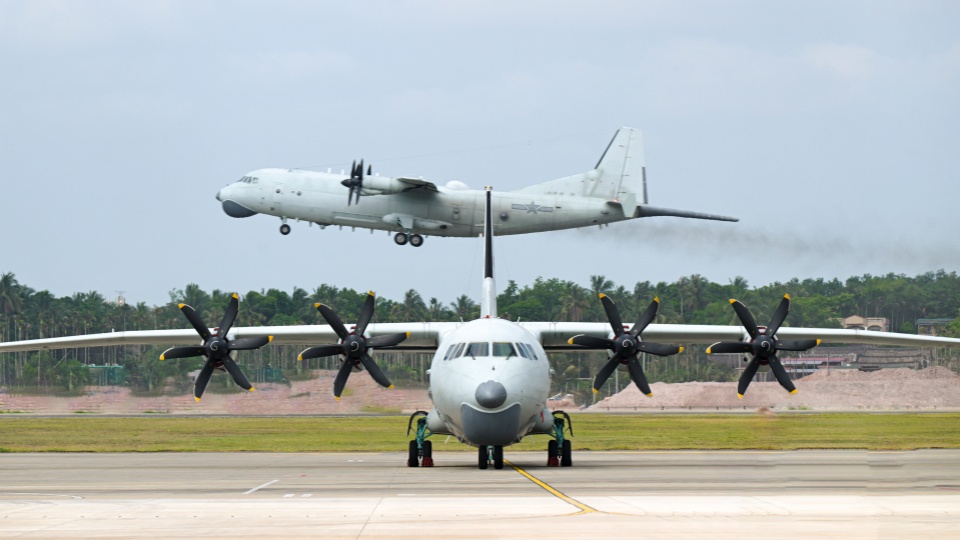 Y-8 anti-submarine patrol aircraft in training