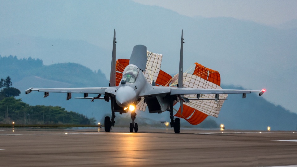J-16 fighters in training 
