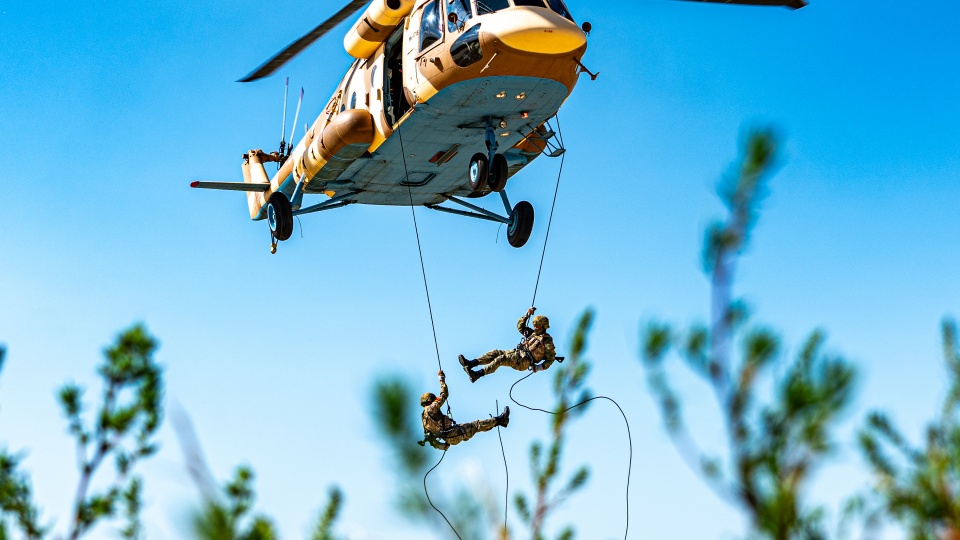 Soldiers fast-rope from Mi-171E helicopters