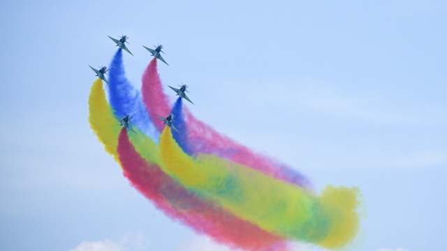PLA Air Force's Bayi Aerobatic Team Performs at 10th Singapore Airshow