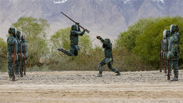 PAP soldiers practice bayonet fighting skills