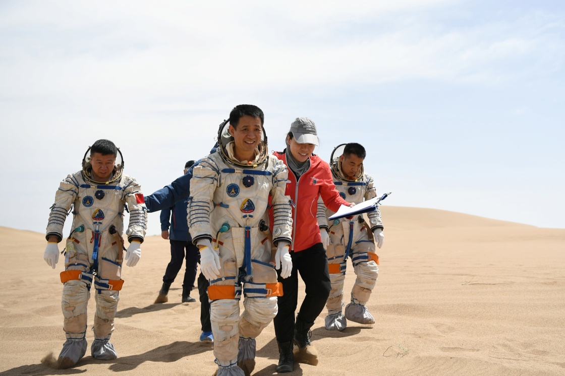 Chinese Astronauts Complete Desert Survival Training Ministry Of