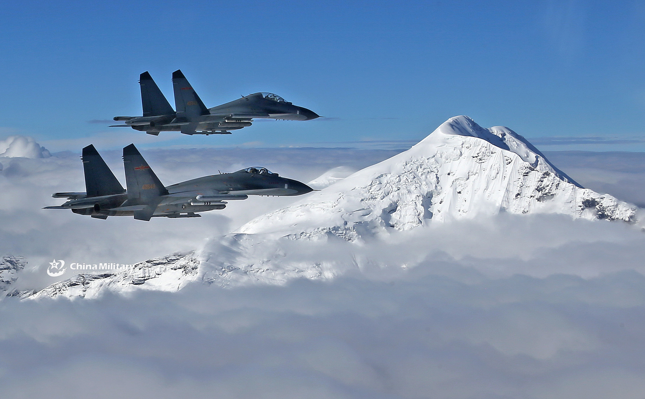 Fighter jets fly over mountains - Focus - 中国军网（英文版）