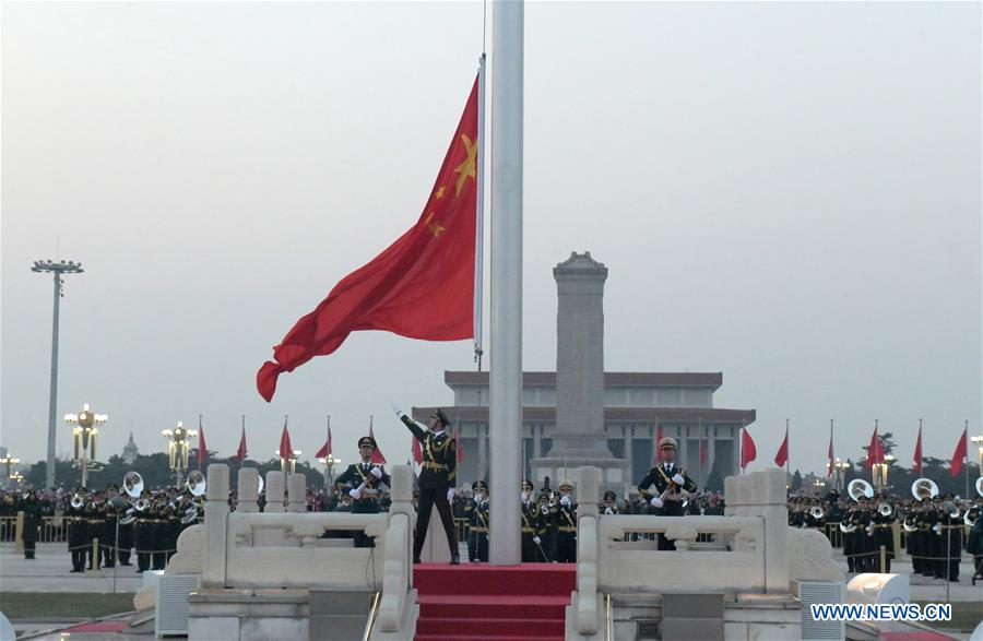 Bildnummer: 55811692 Datum: 22.08.2011 Copyright: imago/Xinhua (110822) --  ST. PETERSBURG, Aug. 22, 2011 (Xinhua) -- The flag-raising ceremony is held  during celebrations for Russia s Flag Day in St. Petersburg, Russia, Aug.