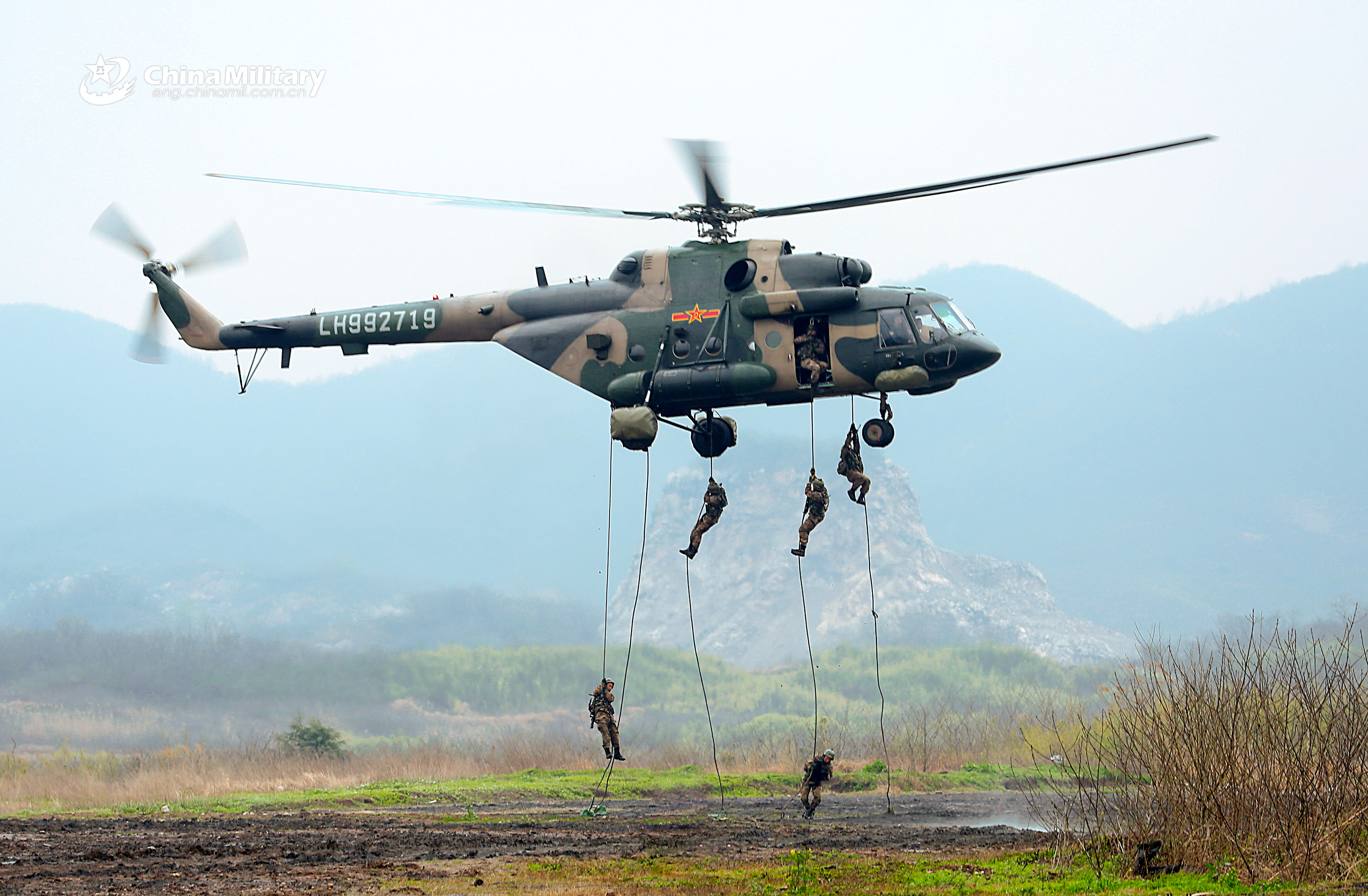 Soldiers fast rope from transport helicopter - Ministry of