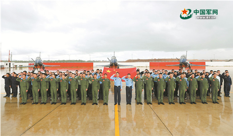 All officers and soldiers involved in the air show line up to bless their motherland and cheer on for Wuhan. (Photo by Zhu Jianghai)