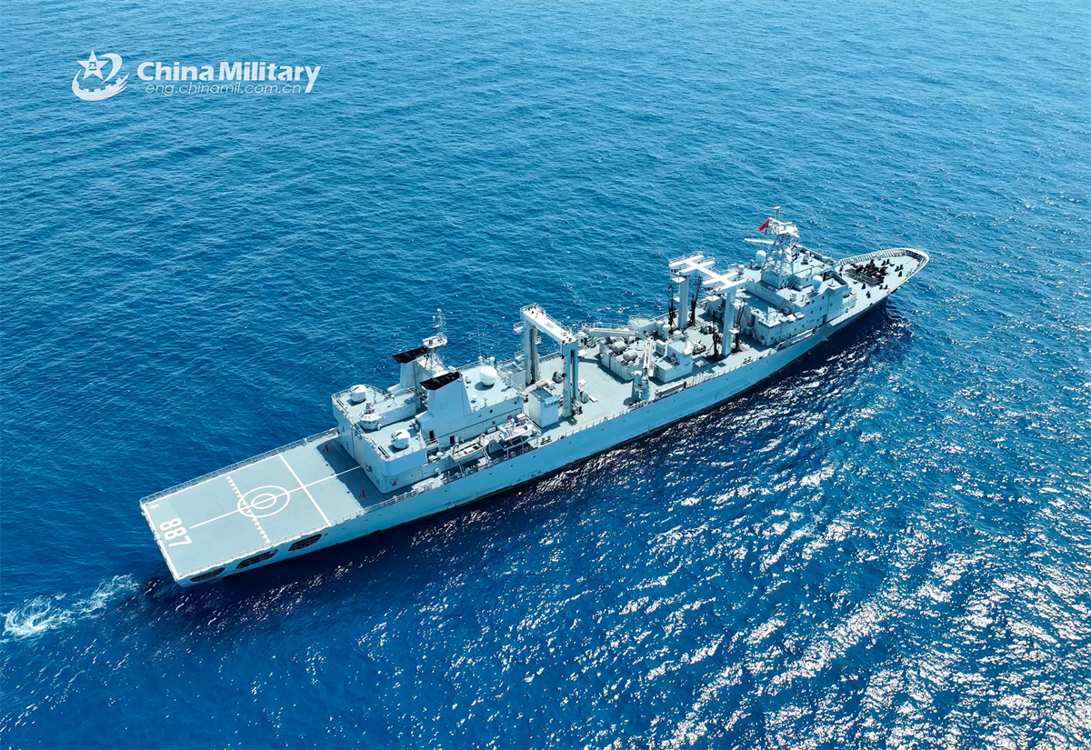 U.S., Singapore navies exercise together in the South China