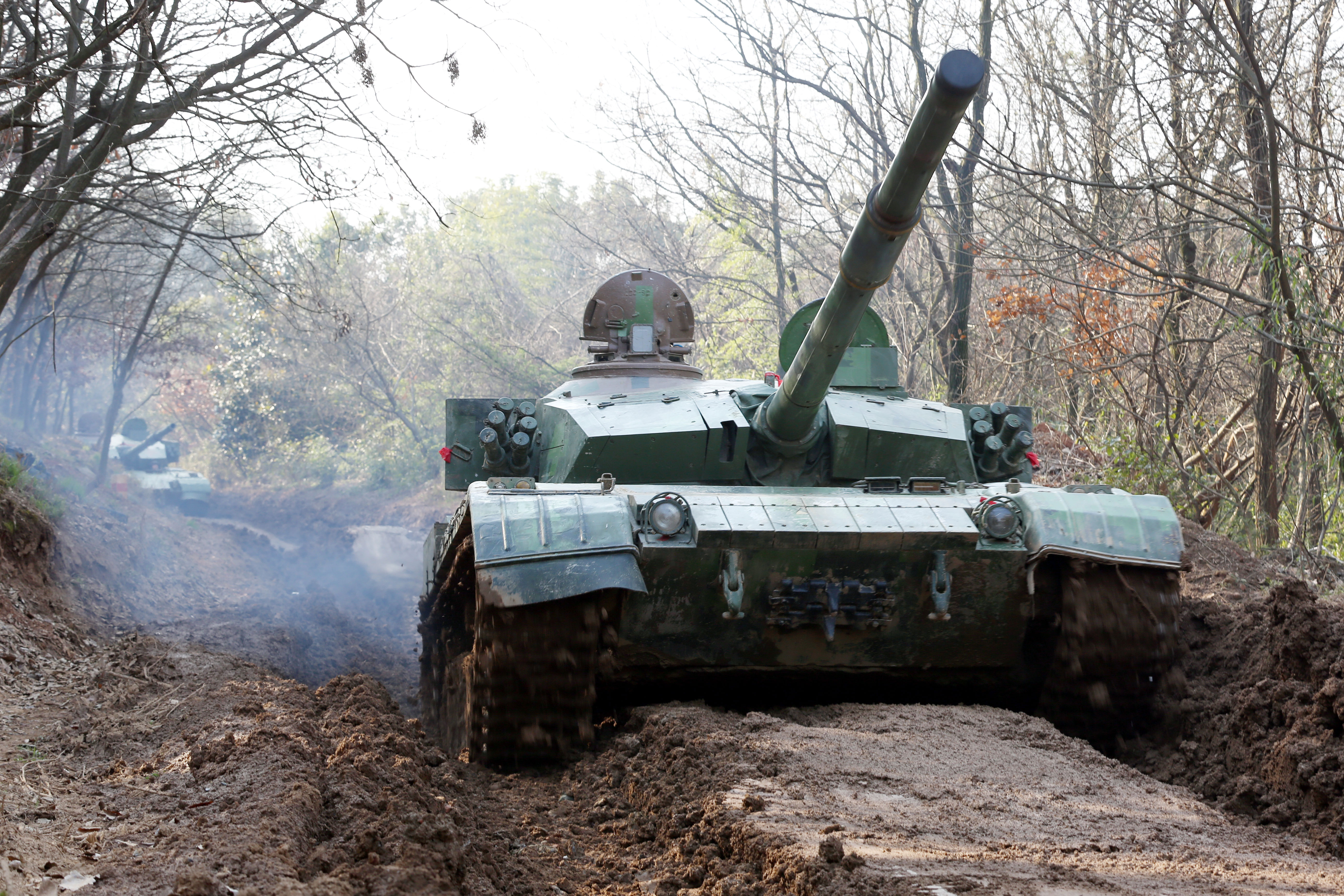 Type-96 main battle tanks cross muddy trench - Ministry of